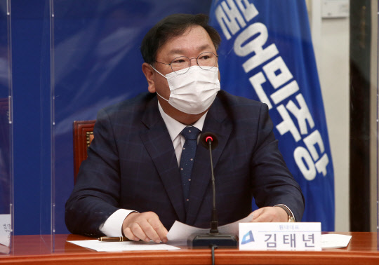 김태년 민주당 원내대표가 21일 국회에서 열린 경제상황 점검회의에서 발언하고 있다. 연합뉴스